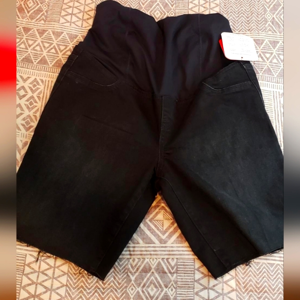 Distressed black cutoff NWT bermuda maternity shorts Isabel maternity size 10